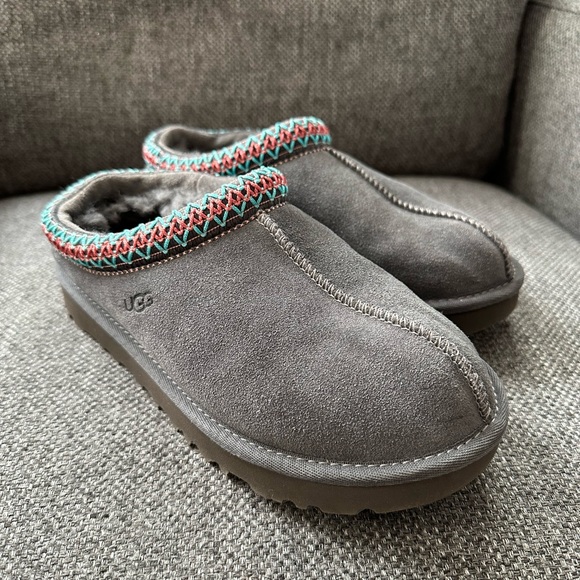 UGG Shoes - Lightly used Women’s Grey Ugg Slippers, size women’s 6